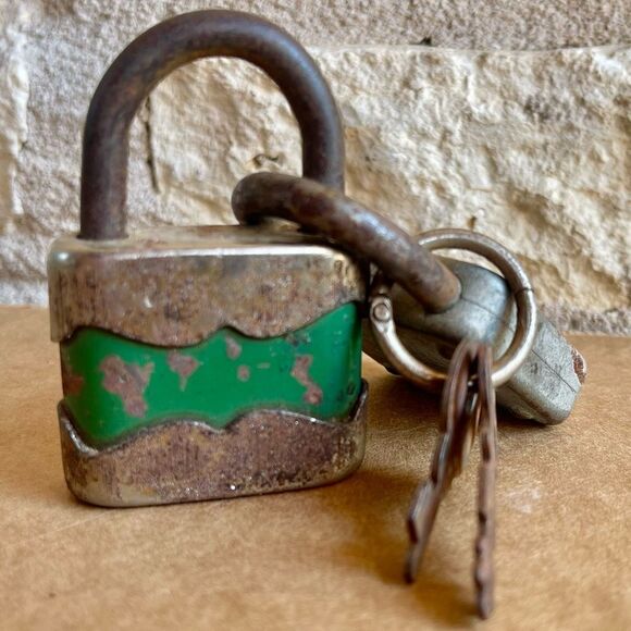 Vintage Rustic Rusty Decor Interlocked Mini Padlocks with Keys Set of 2 - Picture 4 of 16
